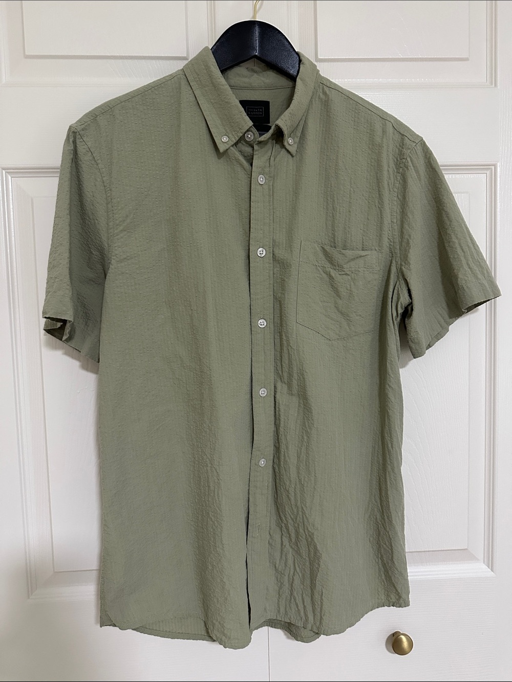 Classic Short-Sleeve Button-Down Shirt in Olive Green